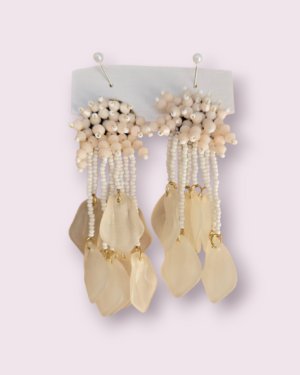 PENDIENTE CUENTAS Y PETALOS BEIS