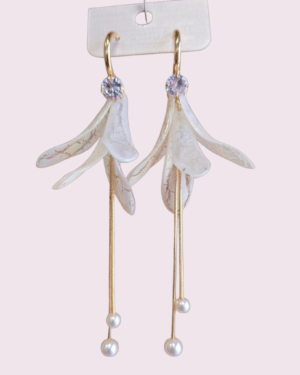 PENDIENTE FLOR LARGA BLANCA