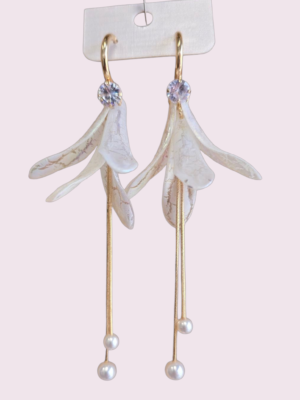 PENDIENTE FLOR LARGA BLANCA